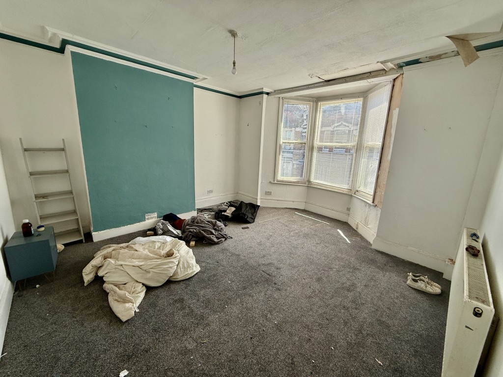Lot: 171 - VACANT MIXED-USE PROPERTY IN TOWN CENTRE - Second floor - Bedroom two
